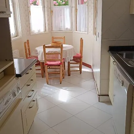 Piso Con Encanto Bajo El Capricho De Gaudi, * Comillas