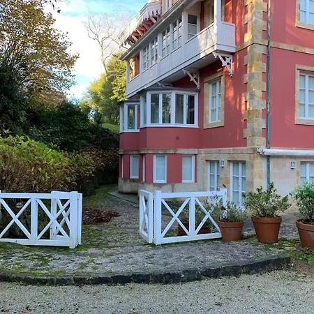 Piso Con Encanto Bajo El Capricho De Gaudi, Comillas